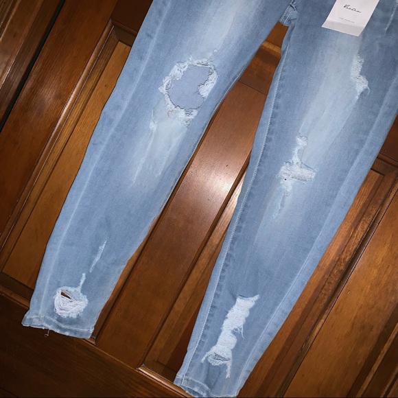 NWT Light washed skinny jeans w/ distress - Picture 6 of 10